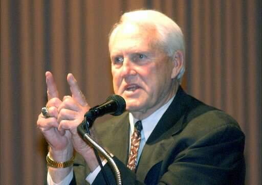 Bill Walsh discussed the 10 assets he said that elite quarterbacks possessed. (Mark Aronoff / The Press Democrat, 2002)