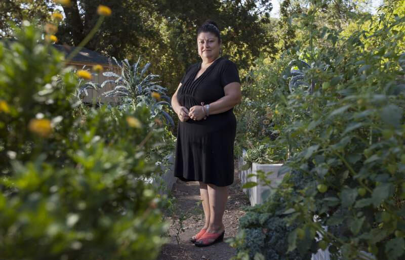 Alejandra Cervantes, fundadora de Nuestra Voz, en el jardín comunitario de Larson Park. (Foto de Robbi Pengelly/Index-Tribune)