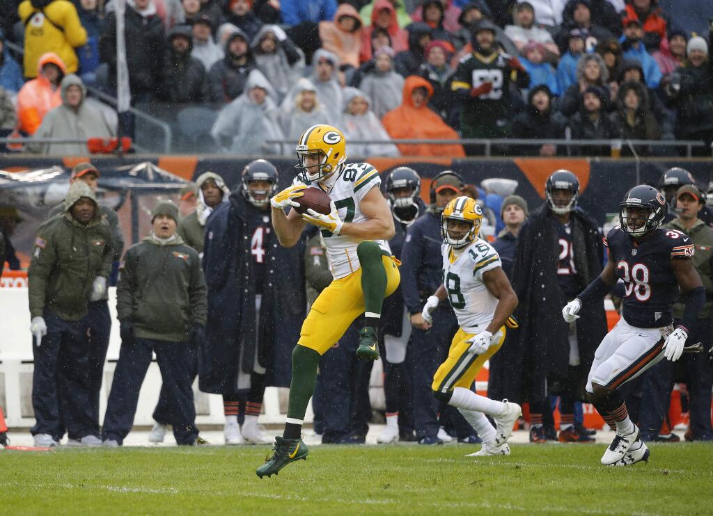 Green Bay Packers wide receiver Jordy Nelson makes a catch during the first half against the Chicago Bears, Sunday, Nov. 12, 2017, in Chicago. (AP Photo/Charles Rex Arbogast)