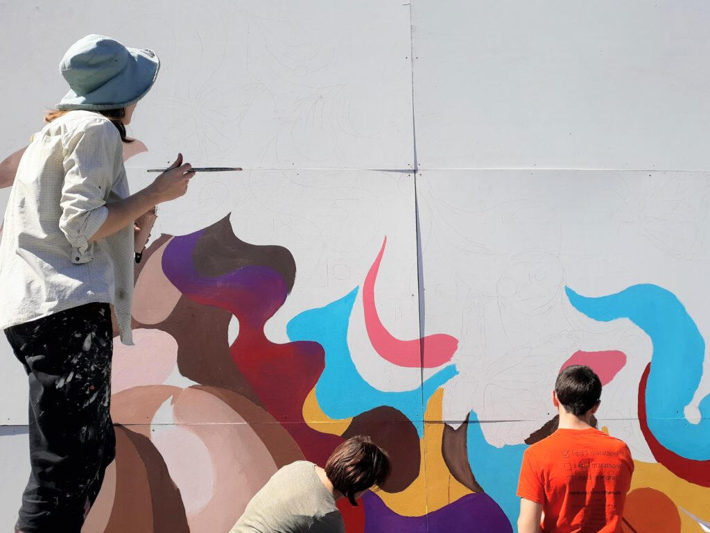 Artistas y voluntarios pintan el mural ‘DREAMER’ en instalaciones de Montgomery High School de Santa Rosa. Mayra Lopez / La Prensa Sonoma