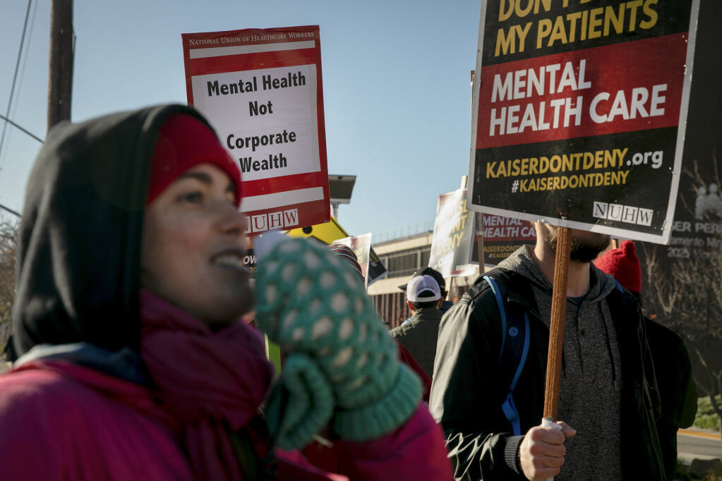 Mental health care workers picket outside of Sacramento Medical Center in protest of long wait times for patients and overwhelming caseloads at Kaiser Permanente facilities. Dec. 16, 2019. Photo by Anne Wernikoff for CalMatters
