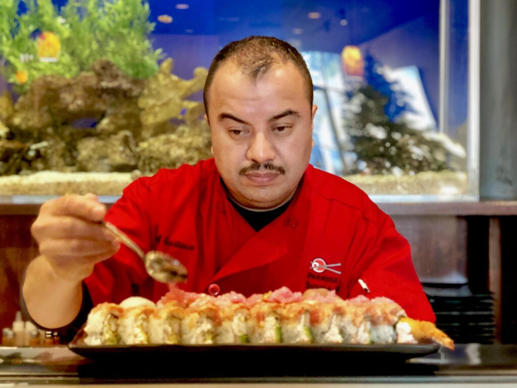 Gustavo Martínez elabora algunos rollos de sushi en Paradise Sushi, al este de Santa Rosa. Don Panza / La Prensa Sonoma