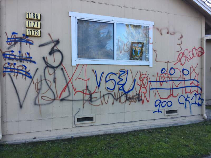 Pandillas de Norteños y Sureños etiquetan con pintura aerosol una casa cerca del parque Martin Luther King Jr. en Santa Rosa. Nick Rahaim / The Press Democrat