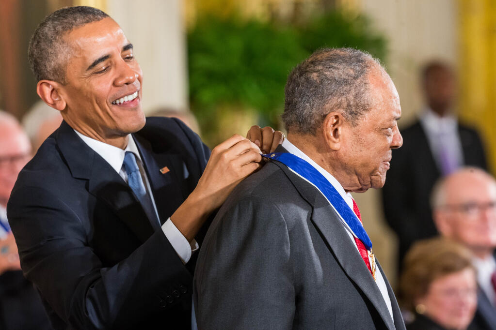 FILE — President Barack Obama awards Willie Mays the Presidential Medal of Freedom, at the White House in Washington, Nov. 24, 2015. As the coronavirus pandemic keeps him homebound, the greatest living baseball player is missing visits to the ballpark, as well as opportunities to promote a new book on his life. (Zach Gibson/The New York Times)