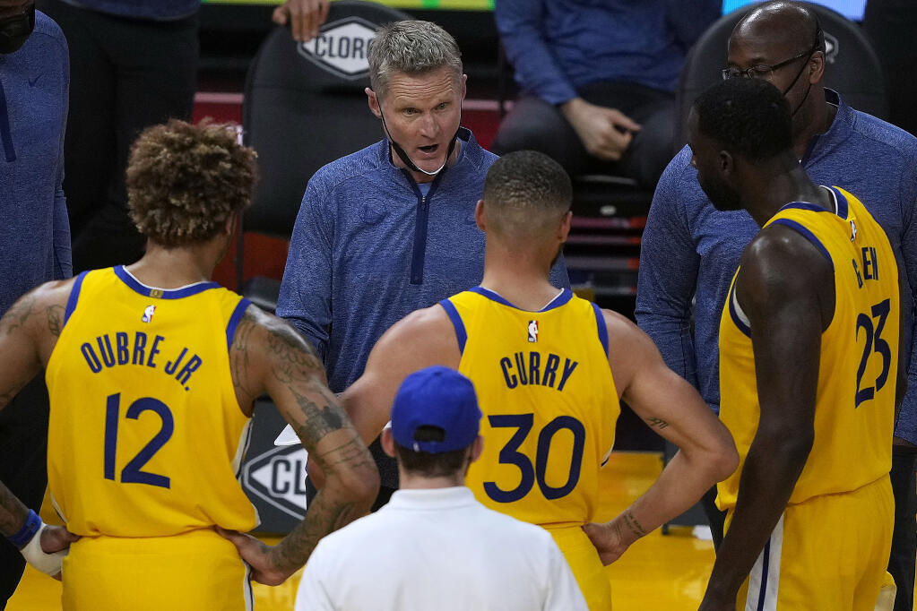 Golden State Warriors coach Steve Kerr, center, talks with his players during a timeout against the Sacramento Kings on Sunday, April 25, 2021, in San Francisco. (Tony Avelar / ASSOCIATED PRESS)