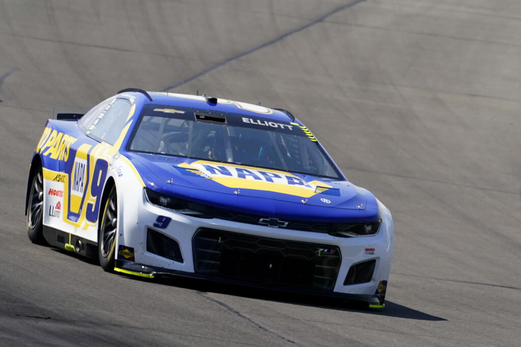 Chase Elliott drives through Turn 1 during the NASCAR Cup Series auto race at Pocono Raceway, Sunday, July 24, 2022, in Long Pond, Pa. (AP Photo/Matt Slocum)