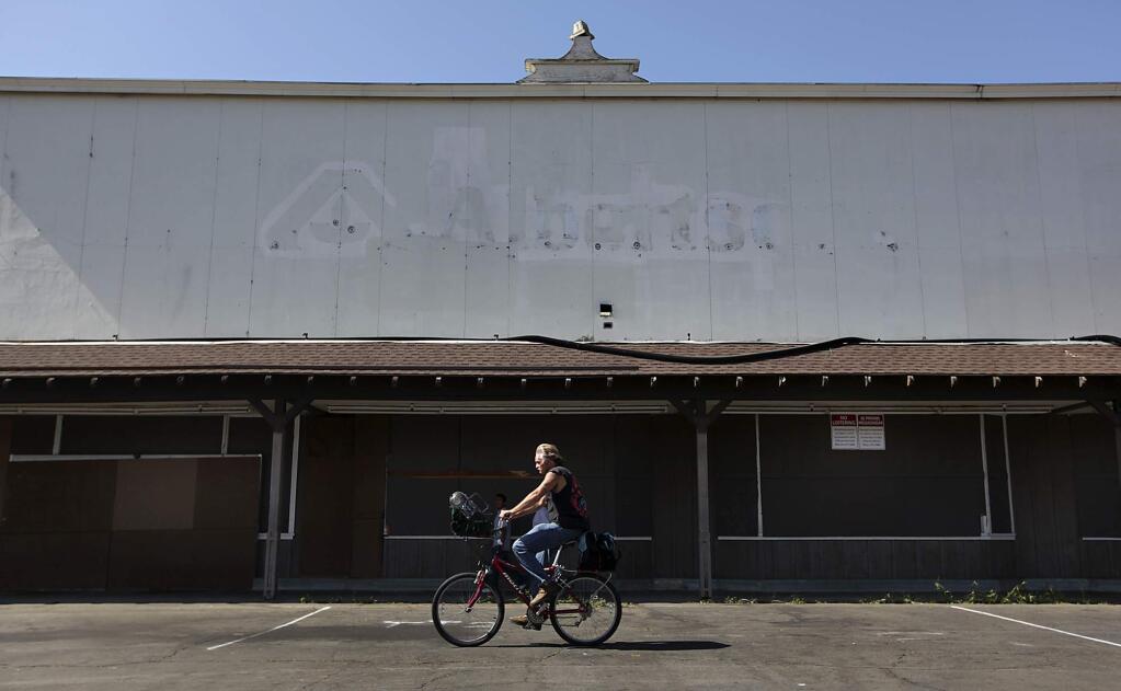 The Albertsons in Roseland sits abandoned in 2010. (KENT PORTER/ PD FILE)