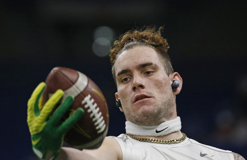 Oregon tight end Spencer Webb catches a pass before the start of a game against Oklahoma in the Valero Alamo Bowl on DeC. 29, 2021, in San Antonio. (Ronald Cortes / Getty)