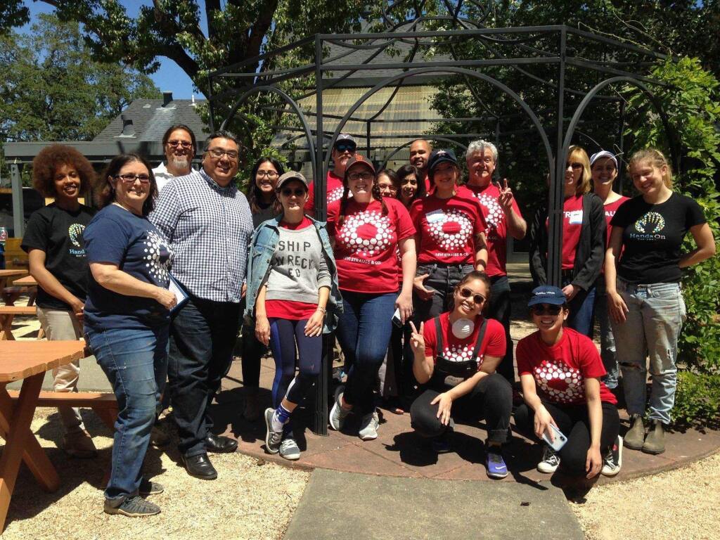 The Levi Strauss volunteers at the La Luz Center.