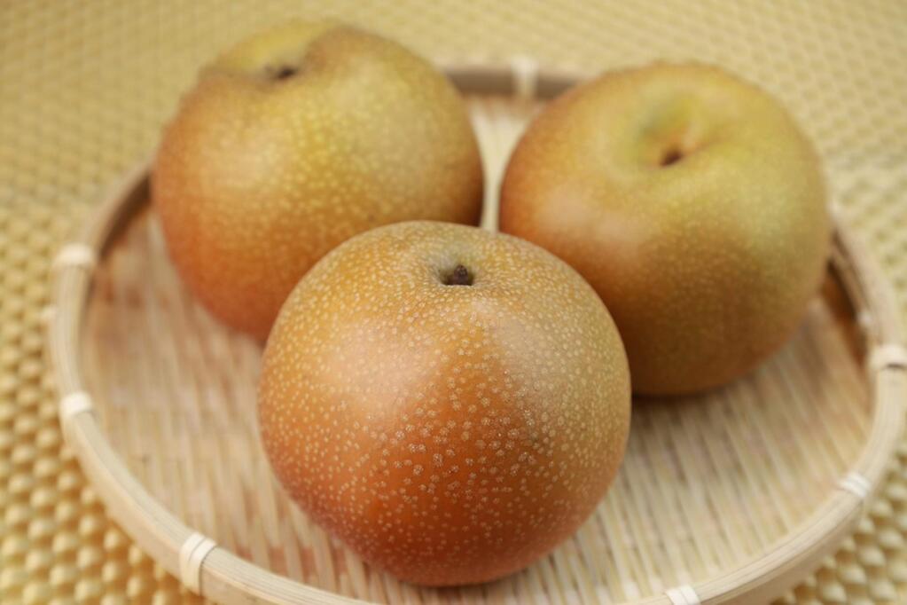 Tree-ripened Asian pears in their full glory are in the stores now - although many people are confounded by them.