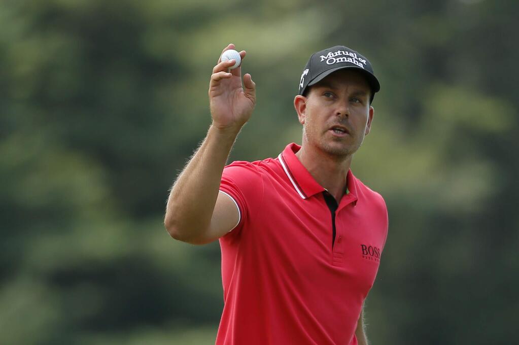 Henrik Stenson waves to the crowd after his putt on the 18th hole during the second round of the PGA Championship golf tournament at Baltusrol Golf Club in Springfield, N.J., Friday, July 29, 2016. (AP Photo/Tony Gutierrez)