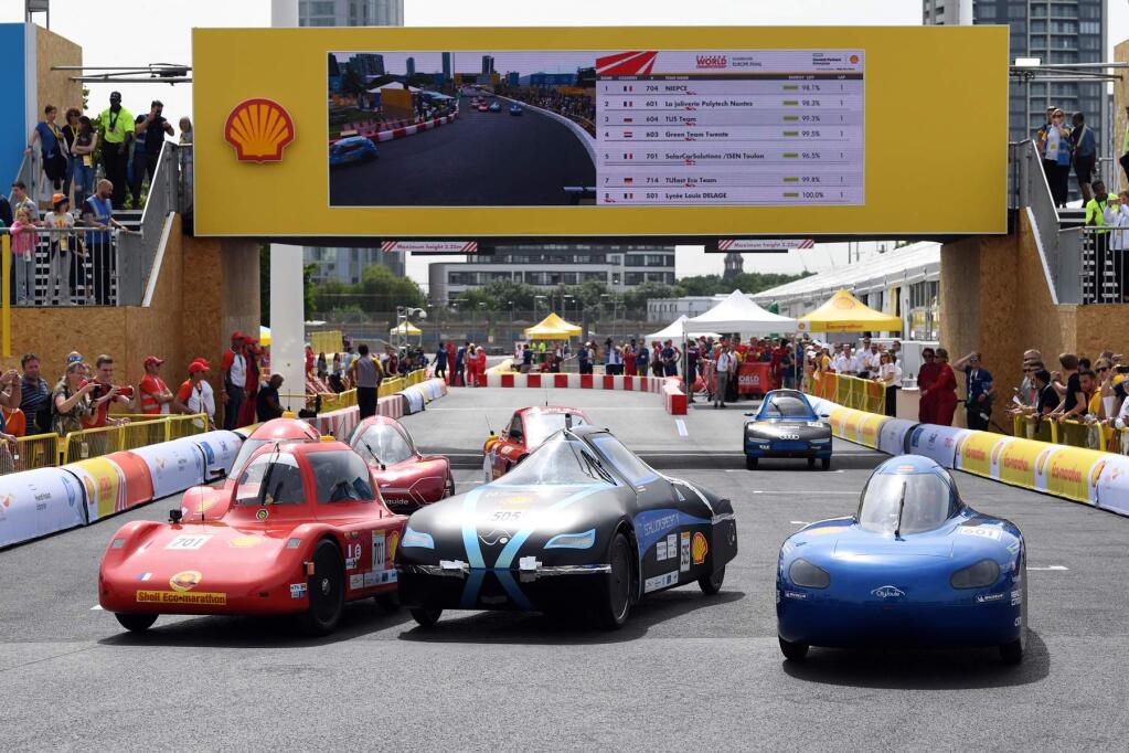 Vehicles race on the track during the European Drivers World Championship on the final day of Shell Make the Future Live on Sunday, May 28, 2017, in London. (Bob Martin/Shell)