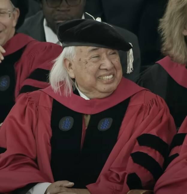 Foto de pantalla de Hugo Morales de la transmisión en directo de YouTube de la ceremonia del 25 de mayo de 2023, donde recibió un doctorado en humanidades de la Universidad de Harvard. (Foto cortesía de la Universidad de Harvard)