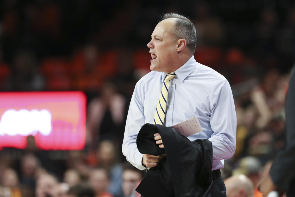 Cal head coach Mark Fox reacts after a call during the second half against Oregon State in Corvallis, Oregon, on Saturday, March 4, 2023. (Amanda Loman / ASSOCIATED PRESS)