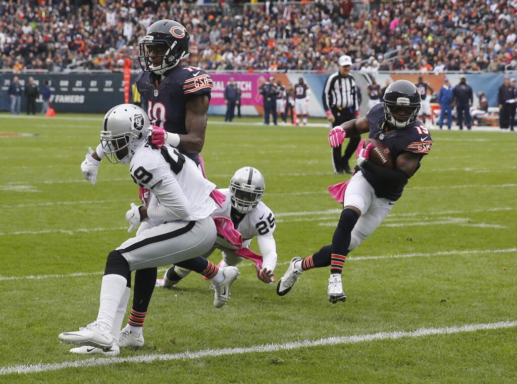 Chicago Bears wide receiver Eddie Royal (19) runs to the end zone for a touchdown during the first half of an NFL football game against the Oakland Raiders, Sunday, Oct. 4, 2015, in Chicago. (AP Photo/Charles Rex Arbogast)