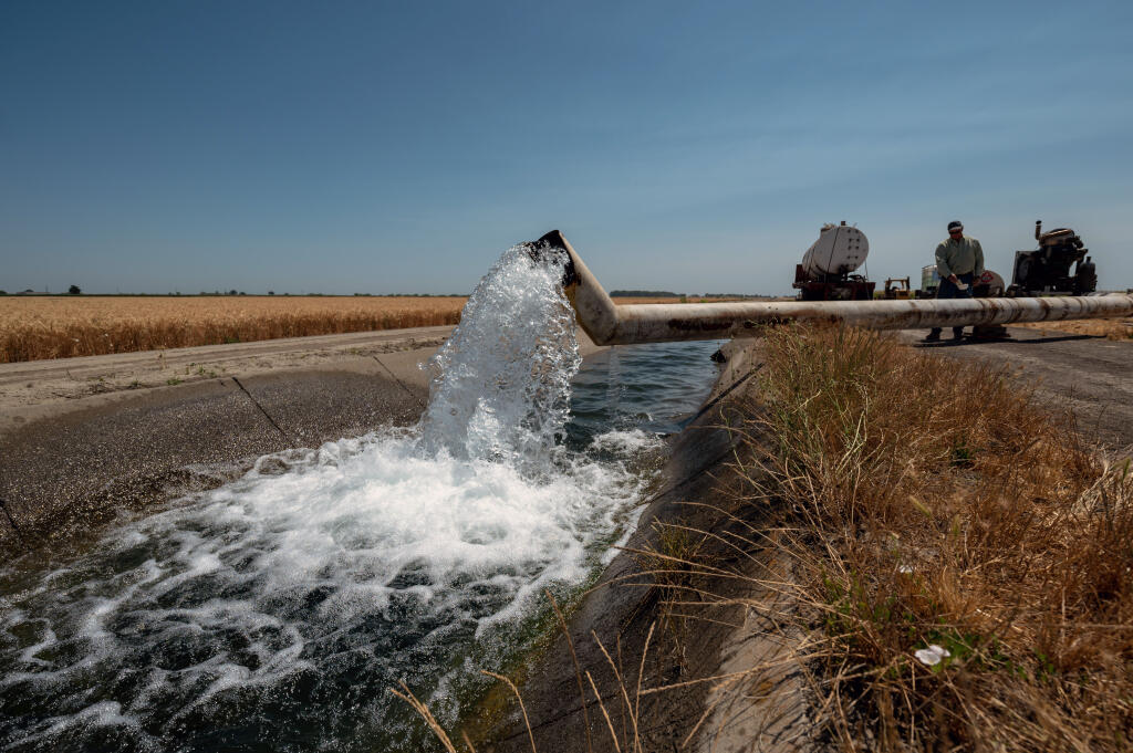 Fritz Durst, a Woodland-area rice farmer, pumps groundwater. (MIKE KAI CHEN / New York Times)