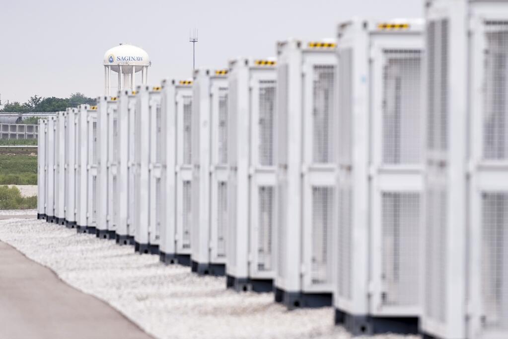 A battery energy storage facility near a water tower in Saginaw, Texas. (SAM HODDE / Associated Press)