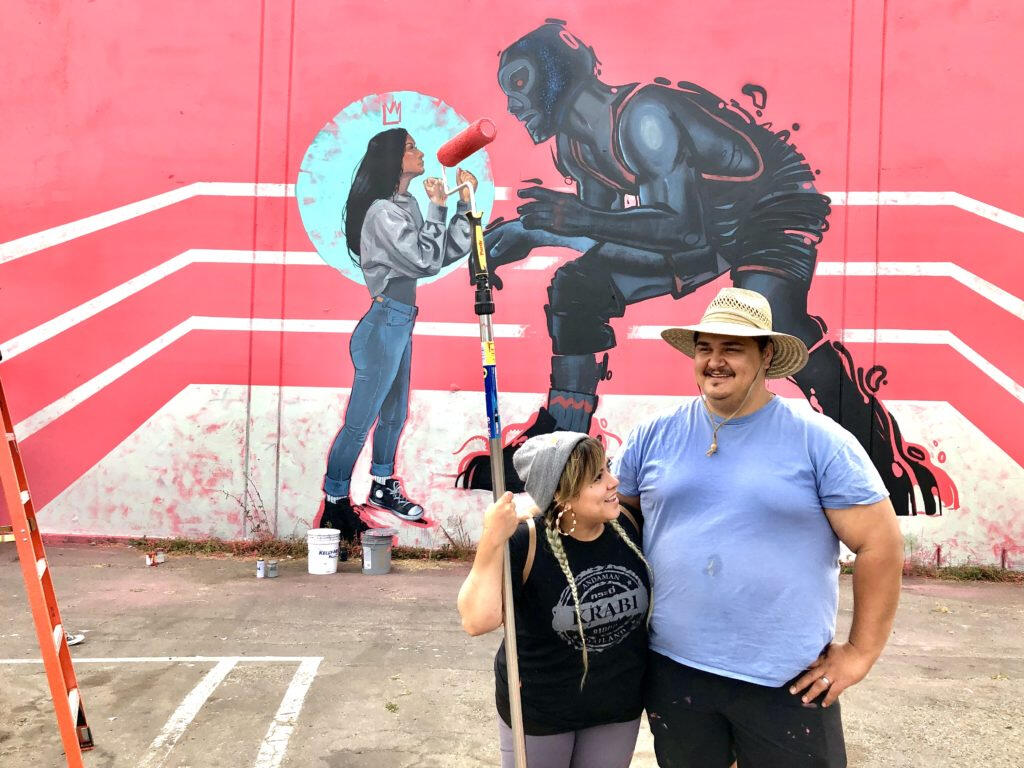 La pareja de artistas, MJ Lindo-Lawyer y Joshua Lawyer, realizan mural en zona donde será construido el proyecto de vivienda Roseland Village, en el vecindario de Roseland. Ricardo Ibarra / La Prensa Sonoma