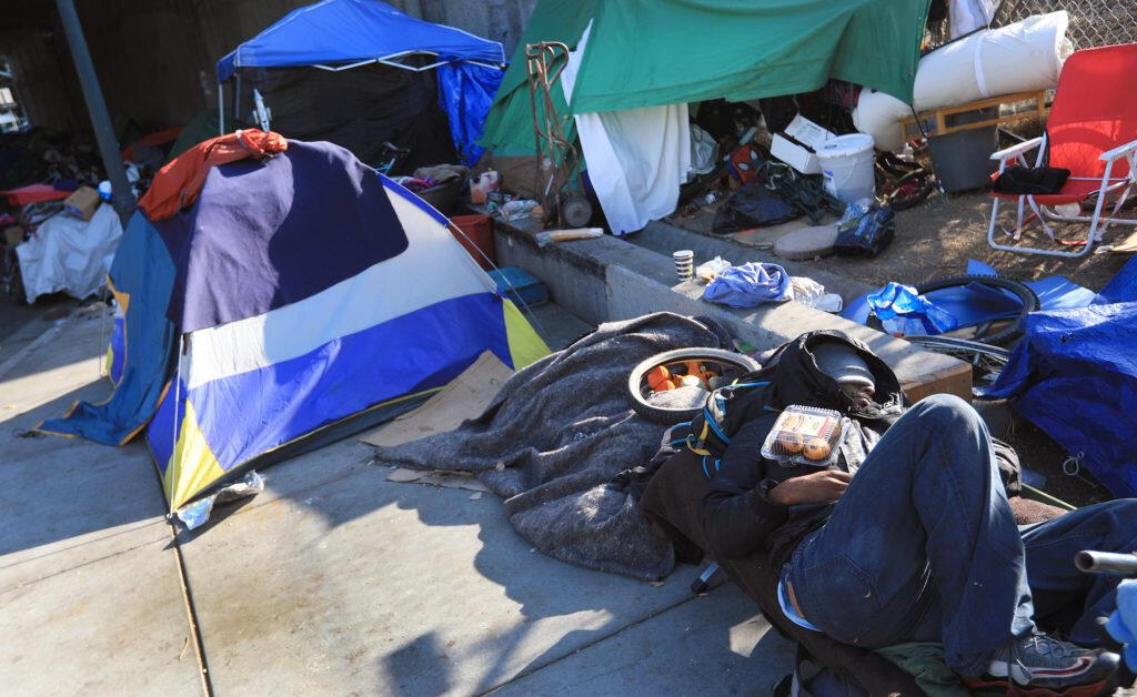 Personas sin hogar acampan en paso subterráneo bajo autopista 101 cerca del centro de Santa Rosa. Kent Porter / The Press Democrat