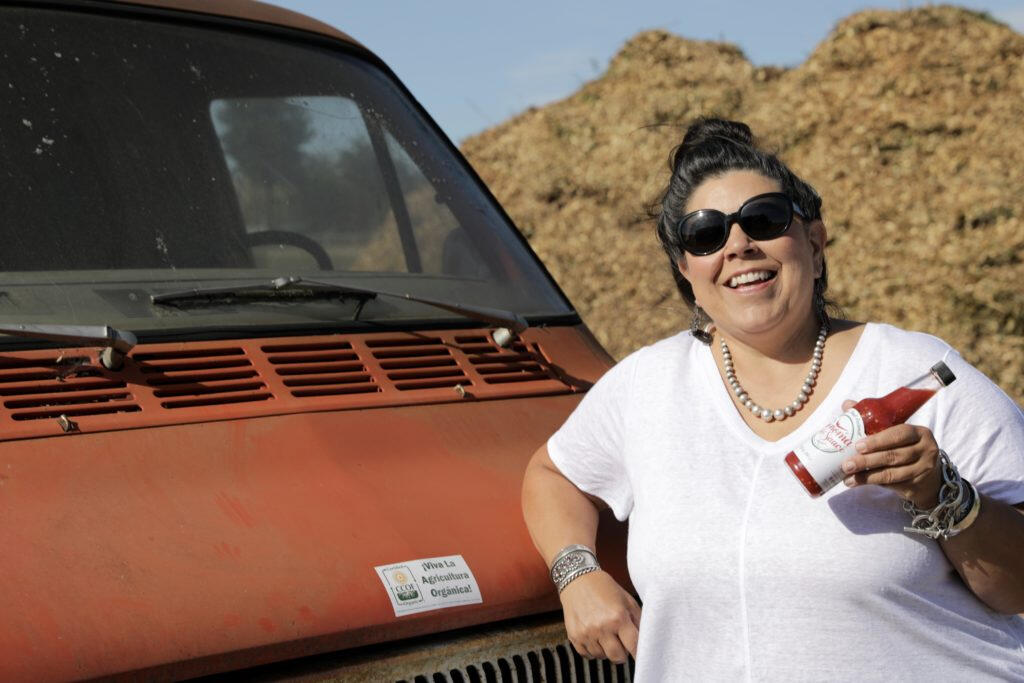 Deb Rock sostiene el frasco de su Sonoma Hot Sauce en el campo donde cultiva chiles en  Rohnert Park. Ricardo Ibarra / La Prensa Sonoma