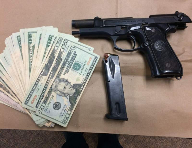 La búsqueda de una mochila arrojada desde un auto durante una persecusión policial derivó en el descubrimiento de cientos de dólares en efectivo y una pistola cargada, según la policía. Departamento de Policía de Santa Rosa