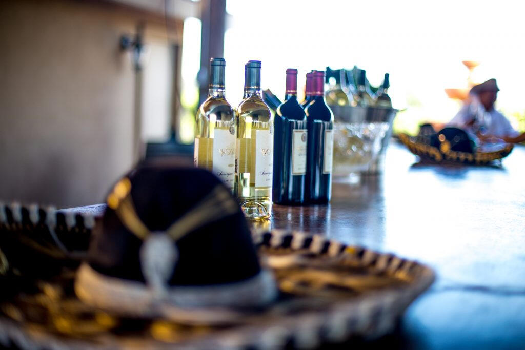 Sombrero charro y vino producido por los Robledo en el condado de Sonoma, mezcla para la fiesta. Cortesía Alejandro Orjona
