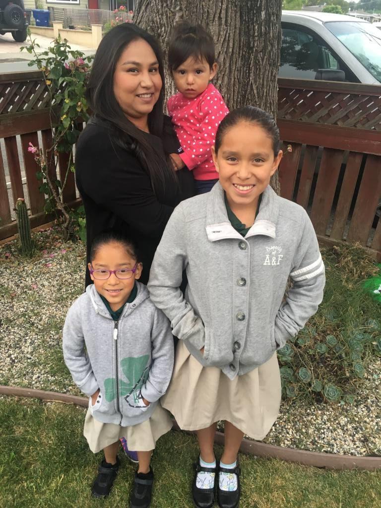 Ivonne Vega de Santa Rosa les dice a sus tres hijas que se despierten con buena actitud todos los días. (foto de cortesía)