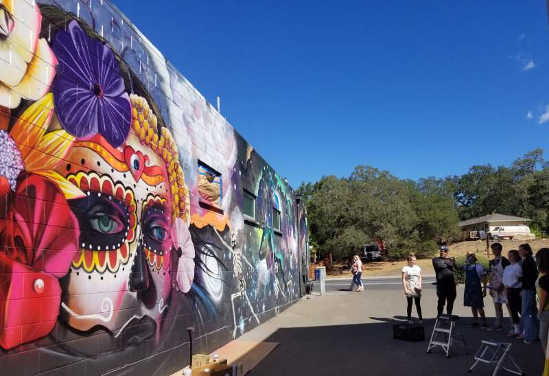 Adolescentes colaboran con el artista urbano Chor Boogie en la elaboración de un mural en el Valle de Sonoma. Sonoma Index-Tribune