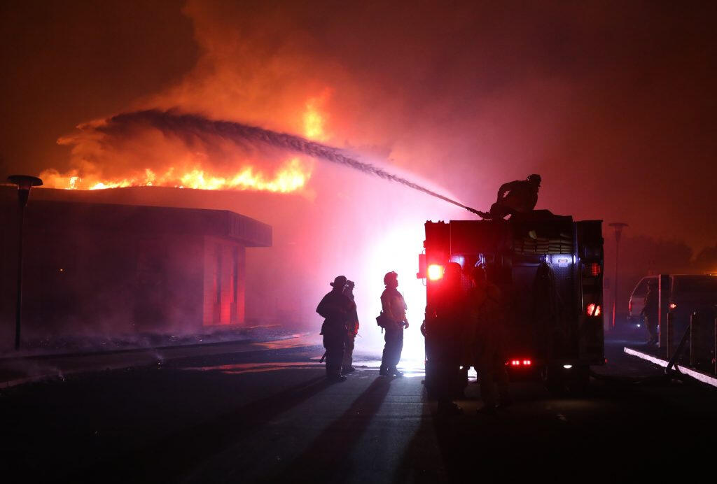 Imágenes de bomberos combatiendo el fuego en vecindario del noroeste de Santa Rosa. Christopher Chung / The Press Democrat