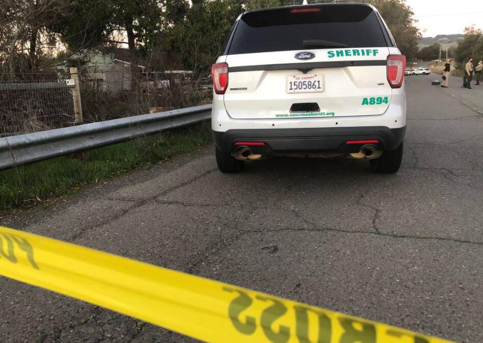 Un vehículo del Sheriff del Condado de Sonoma en el lugar de los hechos de un tiroteo fatal en Casa Grande Road, cerca de Petaluma el lunes 18 de enero de 2021. (Cortesía del Sheriff del Condado de Sonoma County/Twitter)