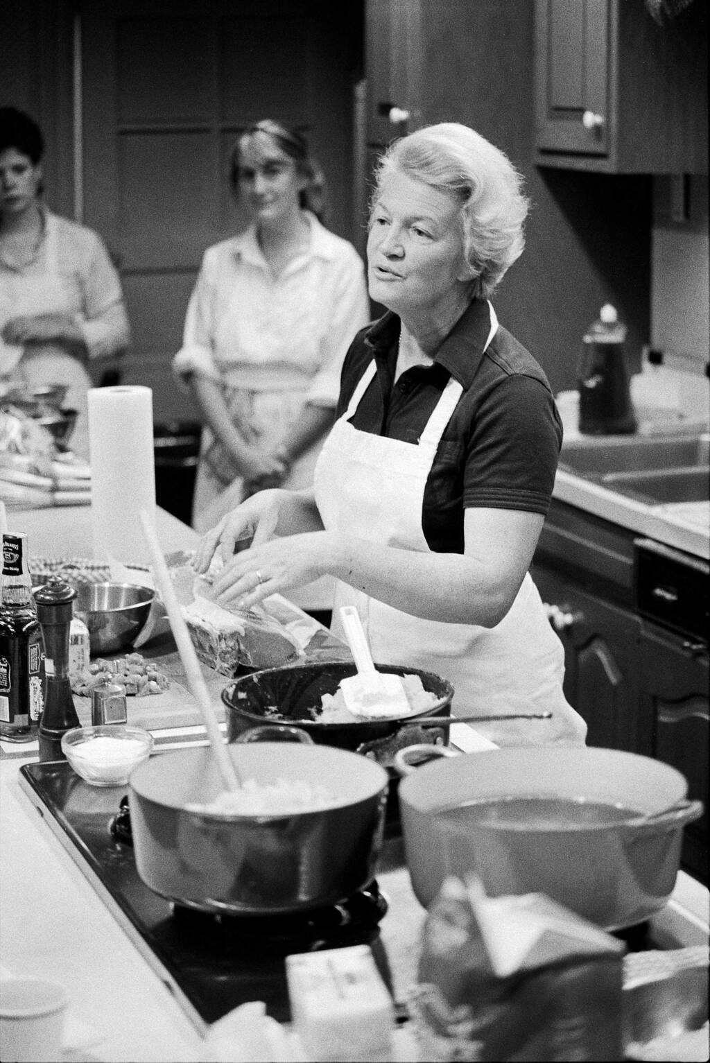 Paul Hosefros/The New York TimesMadeleine Kamman giving a cooking class at L'academie de Cuisine in Bethesda, Md., in 1984. Kamman, renowned French chef and teacher, also co-founded the School for American Chefs at Beringer Vineyards in St. Helena.