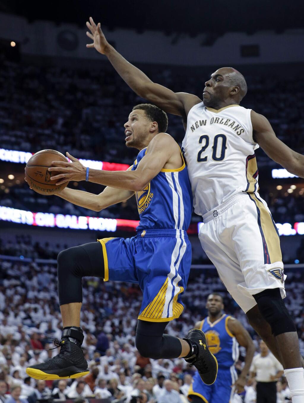 Golden State Warriors guard Stephen Curry goes to the basket against New Orleans Pelicans guard Quincy Pondexter (20) during the first half of Game 4 of a first-round NBA basketball playoff series in New Orleans, Saturday, April 25, 2015. (AP Photo/Gerald Herbert)