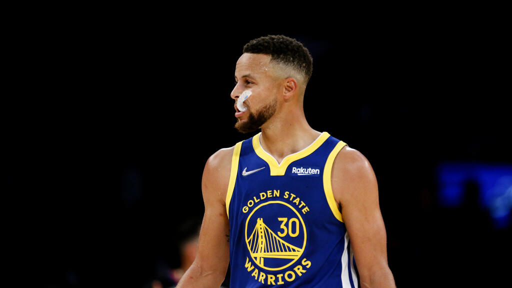 Golden State Warriors guard Stephen Curry (30) reacts against the Los Angeles Lakers during the first half of an NBA basketball game in Los Angeles, Tuesday, Oct. 19, 2021. (AP Photo/Ringo H.W. Chiu)
