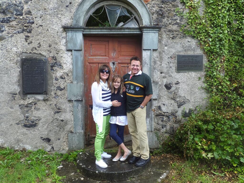 Kevin Akers with his family at Lalor’s Tenakill House in Queen’s County, Ireland (COURTESY OF KEVIN LEE AKERS).