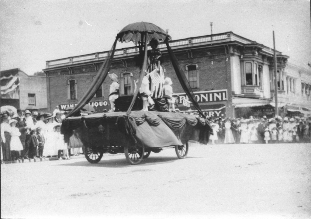 Bystanders look at a passing float in Petalumas 1903 Fourth of July parade. (Photo courtesy of the Sonoma County Library.)