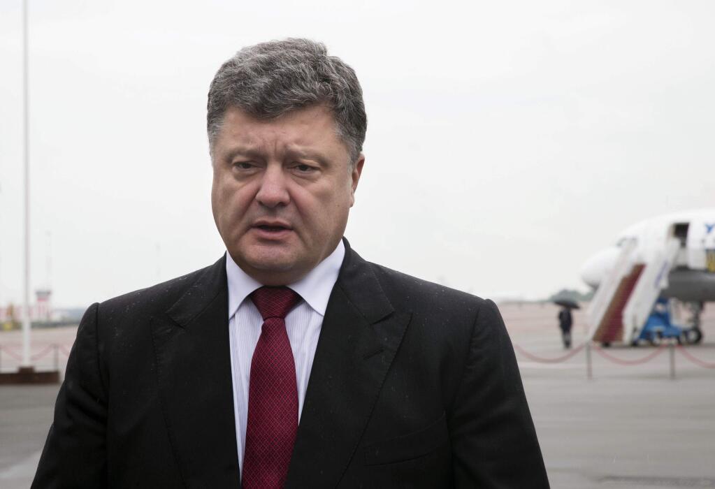 Ukrainian president Petro Poroshenko makes a statement, at Boryspil airport in Kiev, Ukraine, Thursday, Aug. 28, 2014. (AP Photo/Mikhail Palinchak)