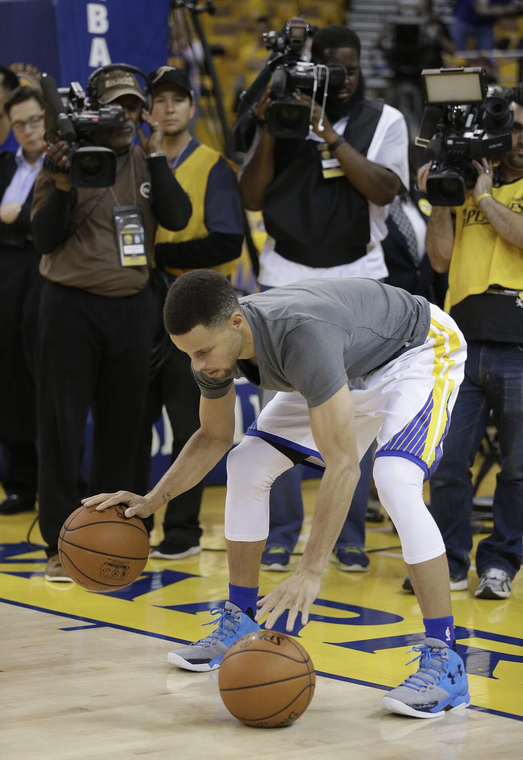 Golden State Warriors' Stephen Curry practices prior to Game 2 against the Houston Rockets on Monday, April 18, 2016, in Oakland. (AP Photo/Ben Margot)