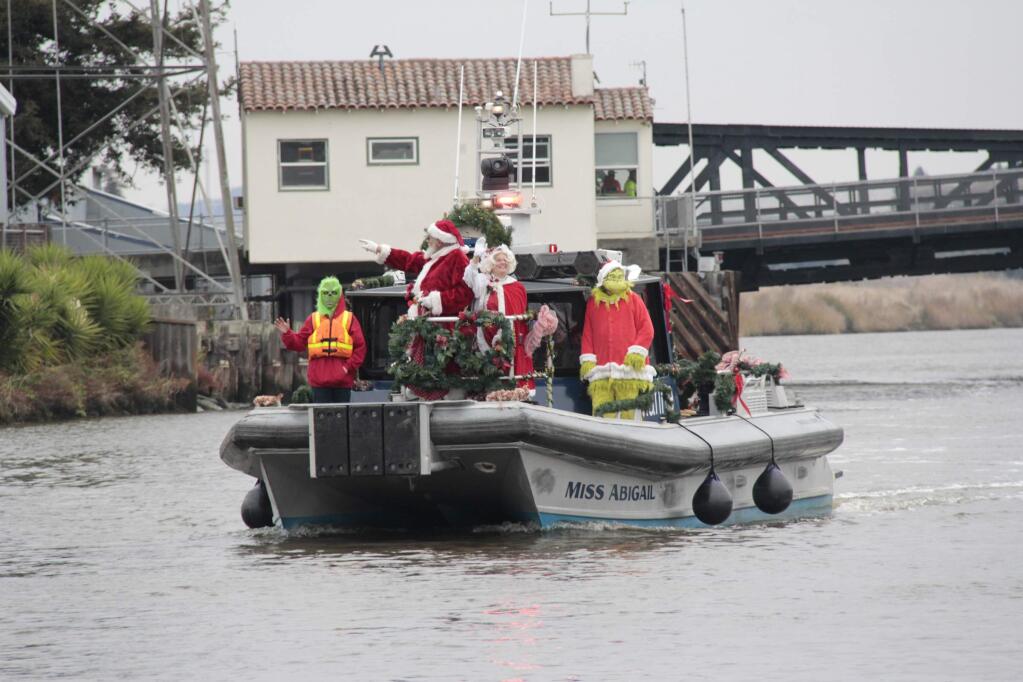 Santa's Riverboat Arrival in the Petaluma Turning Basin on Saturday, November 30, 2019. JIM JOHNSON for the ARGUS COURIER.