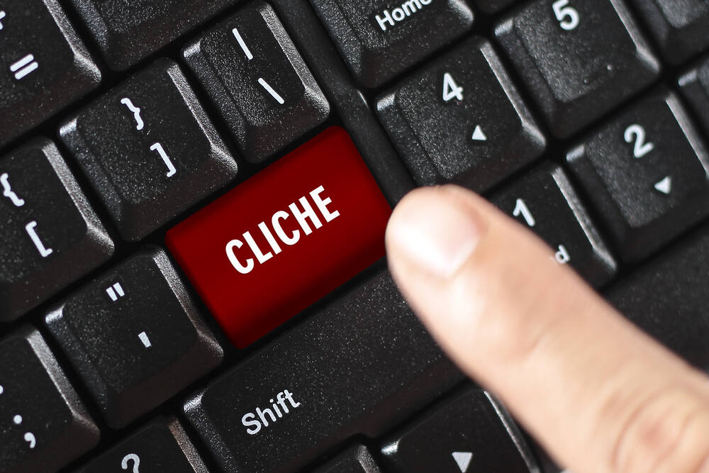 Cliche word on red keyboard button (Kunst Bilder / Shutterstock)
