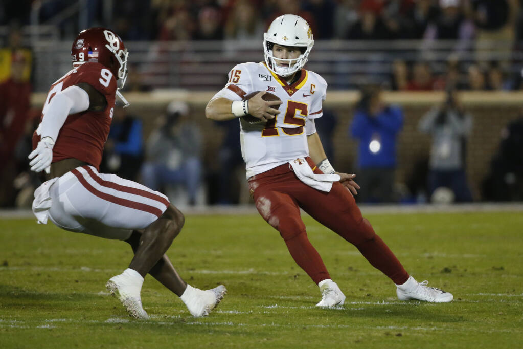 Iowa State quarterback Brock Purdy, right, tries to avoid Oklahoma linebacker Kenneth Murray during a 2019 game in Norman. (Sue Ogrocki / ASSOCIATED PRESS)