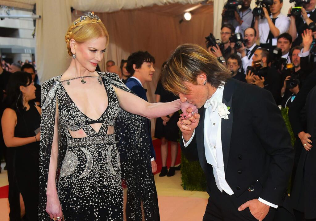 Nicole Kidman, left, and Keith Urban arrive at The Metropolitan Museum of Art Costume Institute Benefit Gala, celebrating the opening of 'Manus x Machina: Fashion in an Age of Technology' on Monday, May 2, 2016, in New York. (Photo by Charles Sykes/Invision/AP)