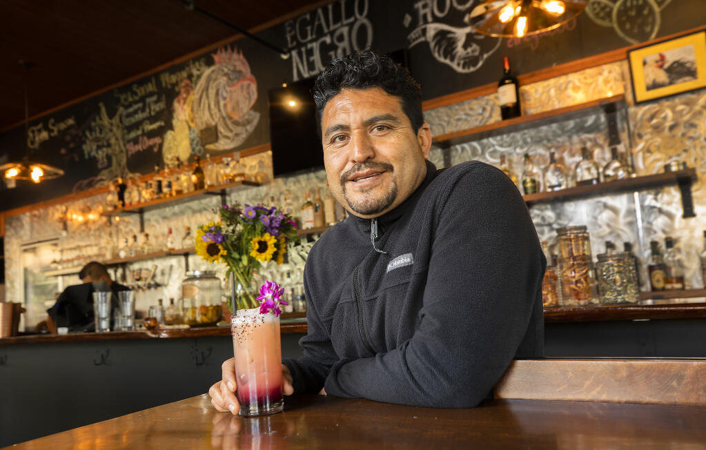Pedro Díaz, propietario de El Gallo Negro Bar & Grill en Windsor el viernes 16 de abril de 2021. (Foto de John Burgess / The Press Democrat)