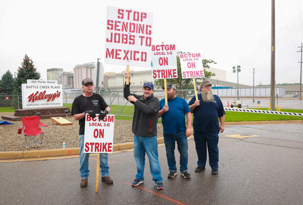 Kellogg cereal plant workers demonstrate in front of the plant in Battle Creek, Michigan. (REY DEL RIO /Getty Images)
