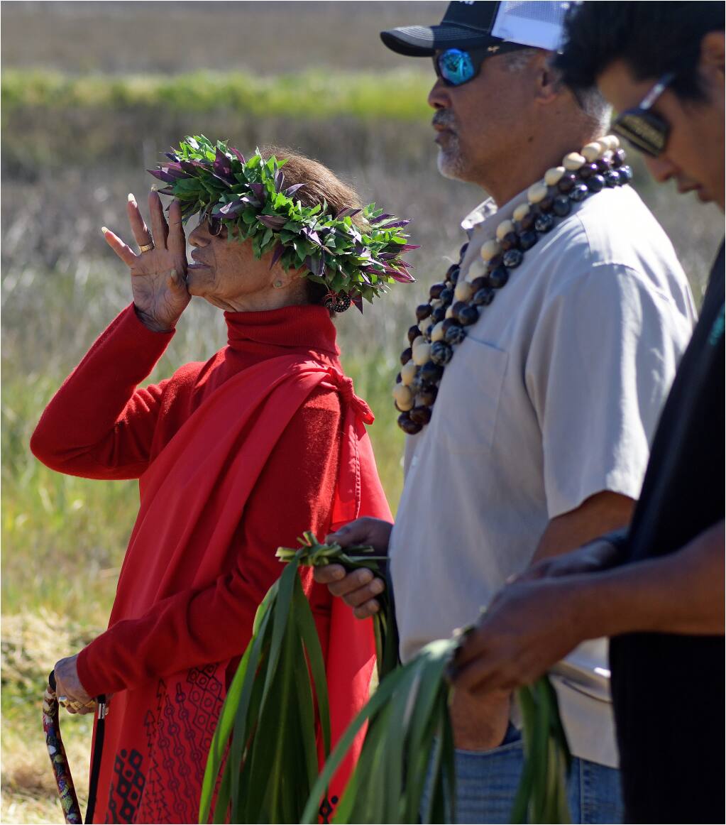 Leinala Kalama, a kuma (Hawaiian teacher) joins Kimo Garrigan, one of the Kai Wai Outrigger Canoe Club founders in a blessing of the canoes ceremony on March 12, 2022. (SUMNER FOWLER/FOR THE ARGUS-COURIER)