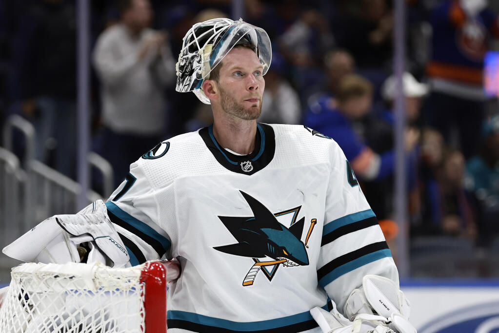 Sharks goaltender James Reimer reacts after giving up a goal against the Islanders in the second period Tuesday, Oct. 18, 2022, in Elmont, New York. (Adam Hunger / ASSOCIATED PRESS)