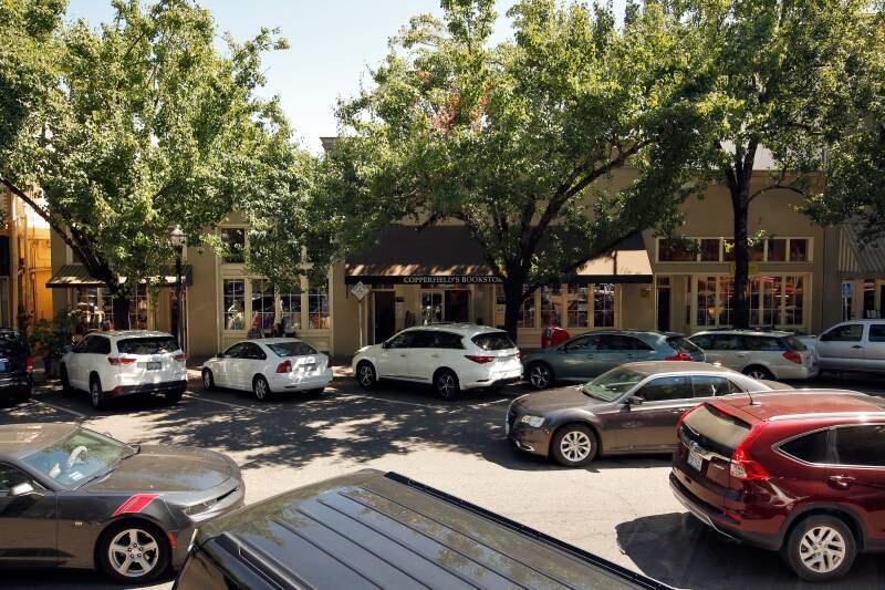 Parked cars and traffic at stores along Healdsburg Plaza in 2017. (ALVIN JORNADA/ PD)
