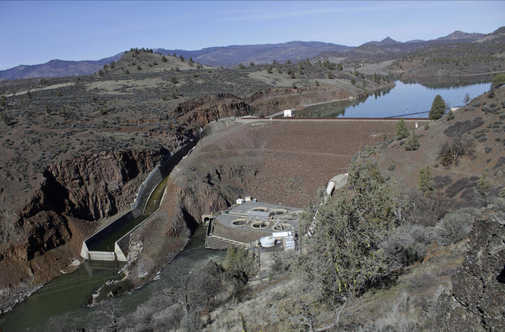 A view of the Iron Gate Dam, powerhouse and spillway are on the lower Klamath River near Hornbrook. (GILLIAN FLACCUS / Associated Press)