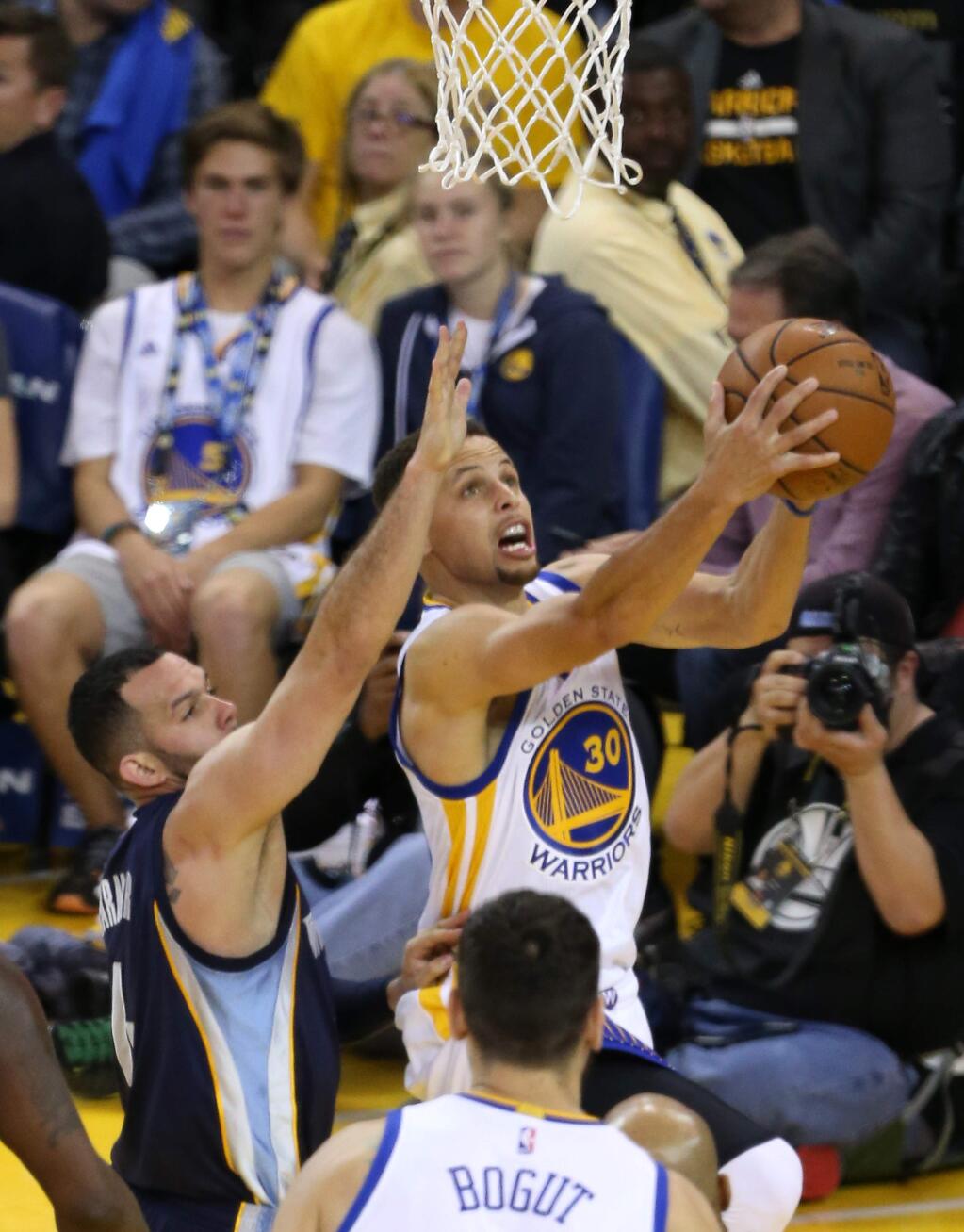 Golden State Warriors Stephen Curry goes to the basket against Memphis Grizzlies Jordan Farmar during their game in Oakland on Wednesday, April 13, 2016. (Christopher Chung/ The Press Democrat)