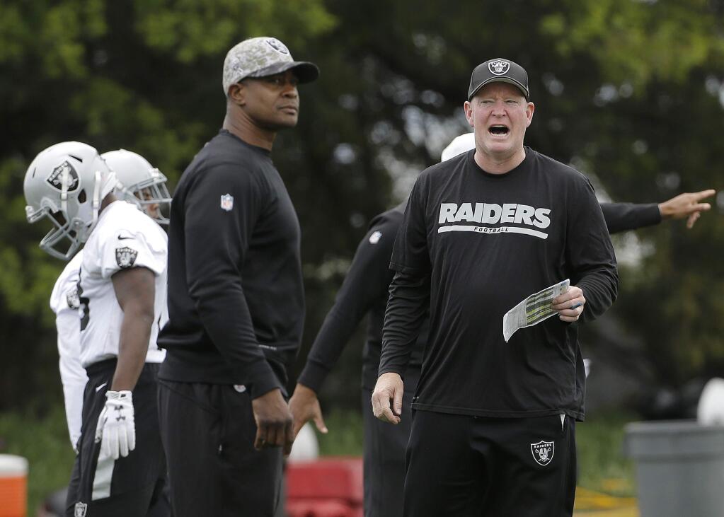 Oakland Raiders offensive coordinator Bill Musgrave, right, gives instructions during rookie minicamp in Alameda, Friday, May 13, 2016. (AP Photo/Jeff Chiu)