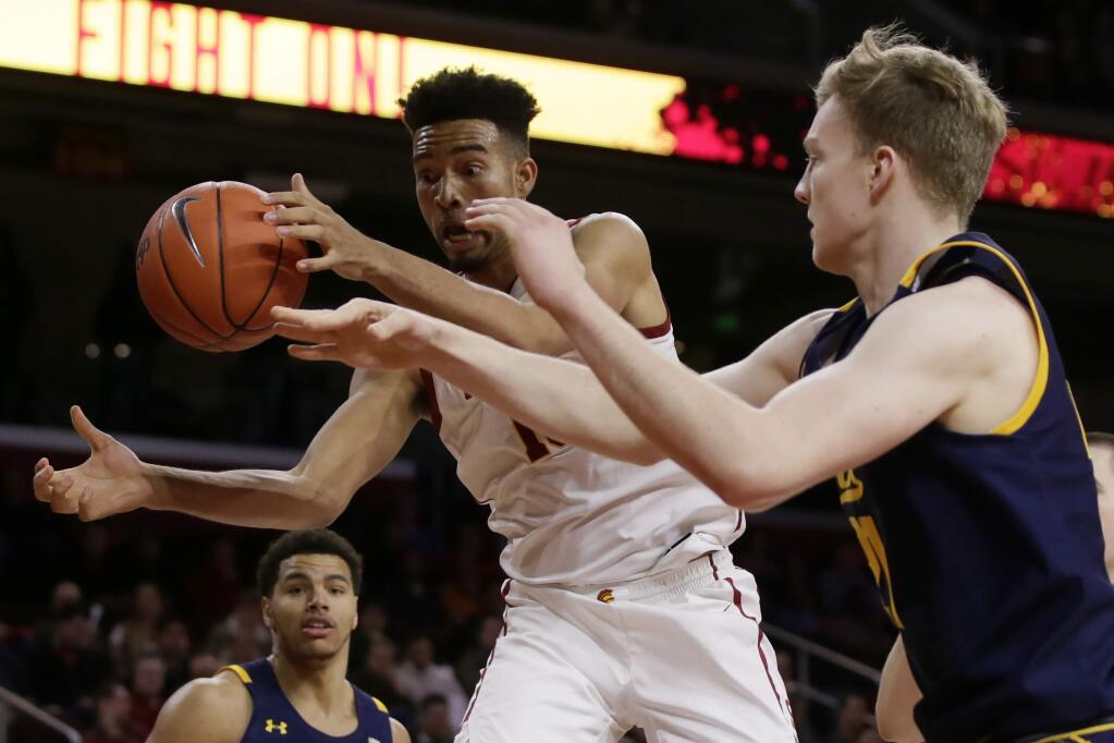 USC forward Isaiah Mobley, left, competes for a loose ball with Cal forward Lars Thiemann, right, during the second half in Los Angeles, Thursday, Jan. 16, 2020. (AP Photo/Alex Gallardo)